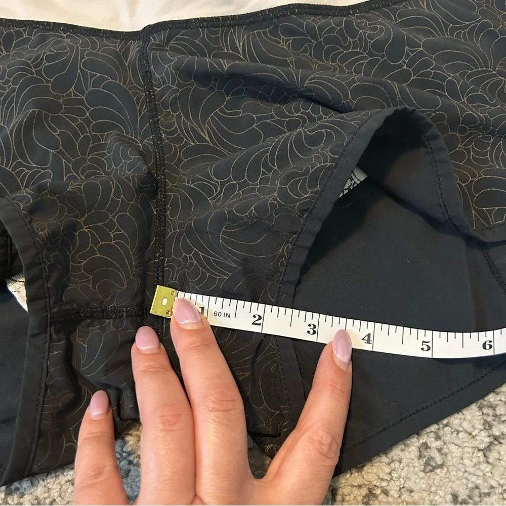 Lululemon White & Black Floral Embossed Speed Up Athletic Shorts Size 12